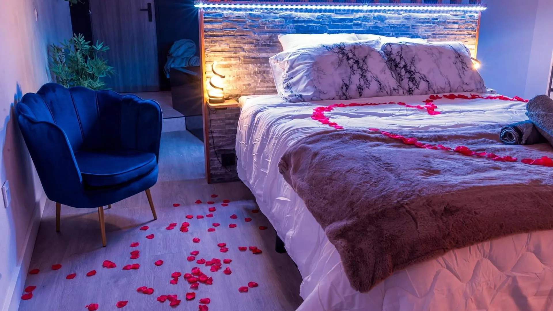 One Love Room Pont-d'Ain 0*,  France